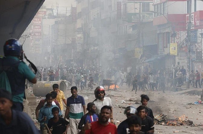 রাজধানীর যাত্রাবাড়ী এলাকায় পাঁচ দিন ধরে পুলিশের সঙ্গে আন্দোলনকারীদের সংঘর্ষ হয়। এই এলাকায় নিহত হয়েছেন অন্তত ৩০ জন