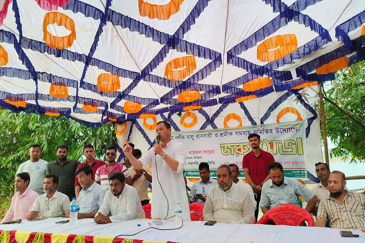 সুনামগঞ্জের জাদুকাটা নদীর বালুমহালে চাঁদাবাজি বন্ধের দাবিতে ব্যবসায়ী ও শ্রমিকদের সমাবেশ। বুধবার বিকেলে নদীর ঘাগড়া কুরিয়ার পাড় এলাকায়