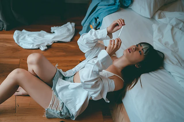 Ichkarida katta dickning suzayotgani videosi