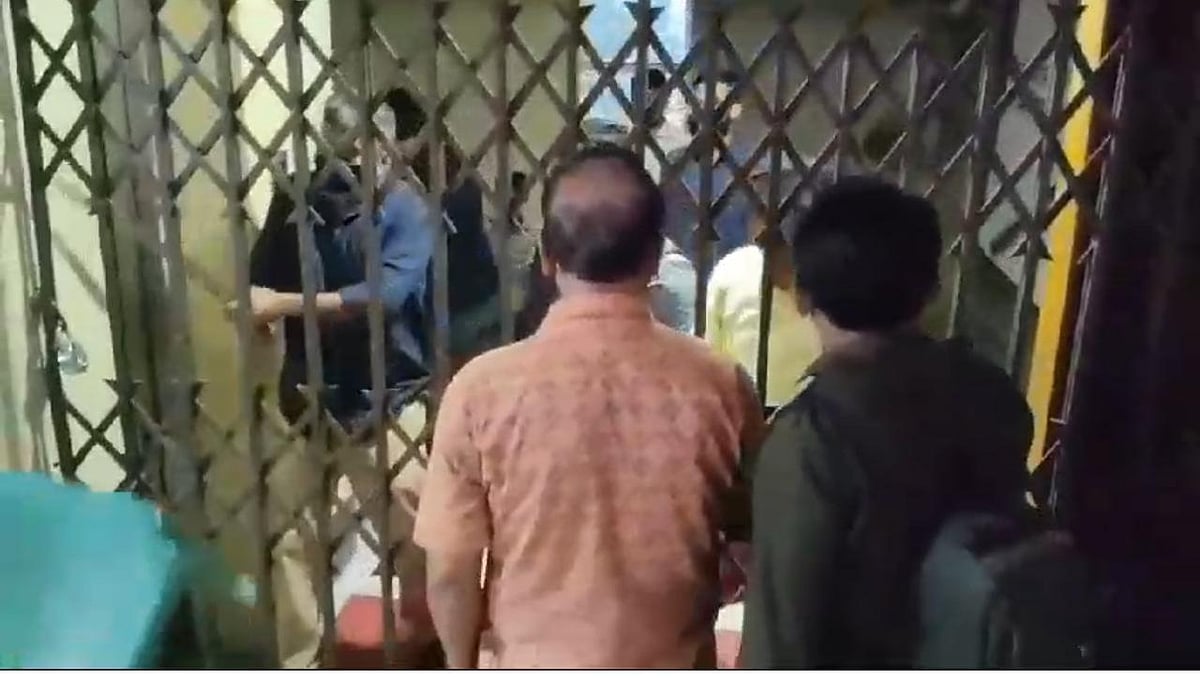 মাস্ক পরে এসে চট্টগ্রাম প্রেসক্লাবের মূল ফটকের তালা ভাঙছে একদল লোক। বুধবার সন্ধ্যায়