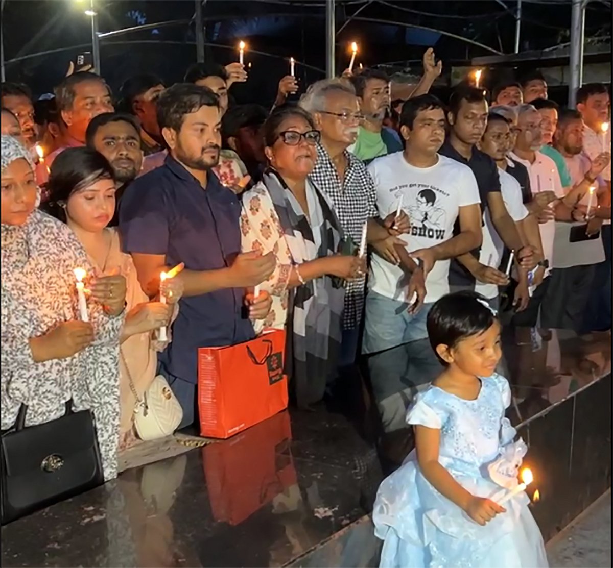 বঙ্গবন্ধু শেখ মুজিবুর রহমানের স্মৃতিবিজড়িত বাড়ির বাইরে বঙ্গবন্ধুর প্রতিকৃতিতে মোমবাতি প্রজ্বালন কর্মসূচি পালন করেন অভিনেত্রী রোকেয়া প্রাচী