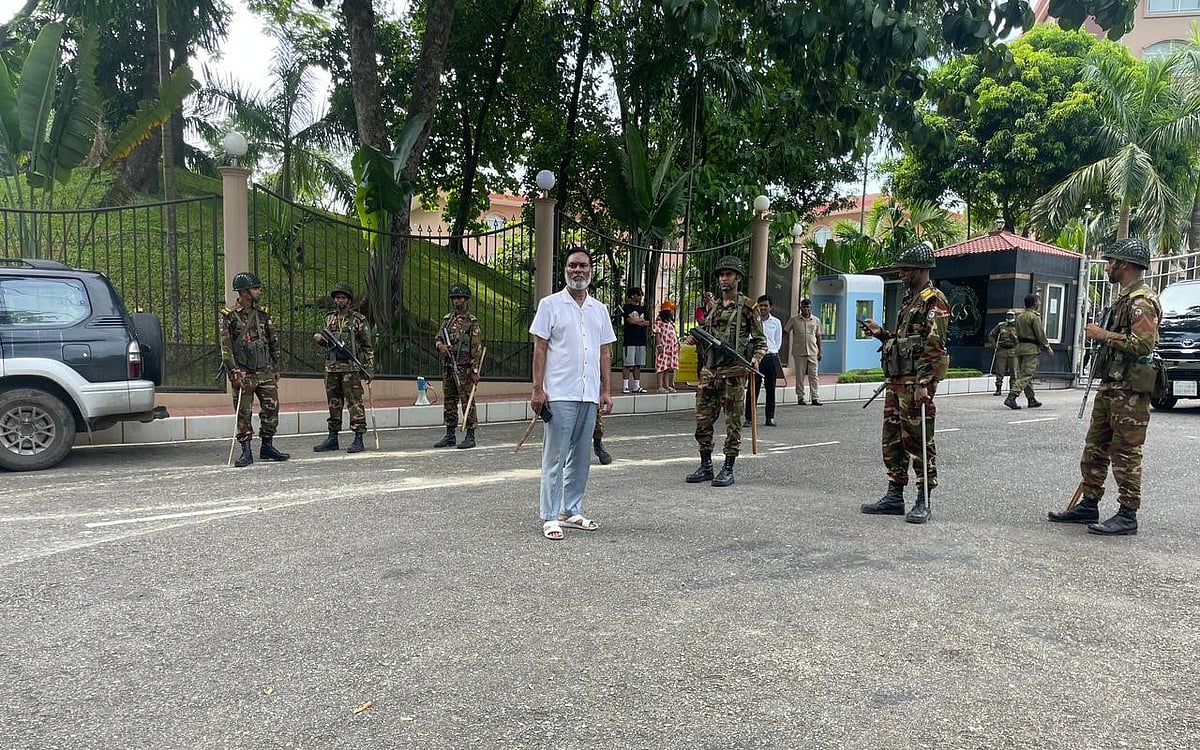 মৌলভীবাজারের শ্রীমঙ্গলে গ্র্যান্ড সুলতান রিসোর্টে শামীম ওসমানের থাকার গুঞ্জন ছড়িয়ে পড়লে রিসোর্টের প্রবেশদ্বারসহ আশপাশে অবস্থান নেন সেনাসদস্যরা। বুধবার রিসোর্টের সামনে