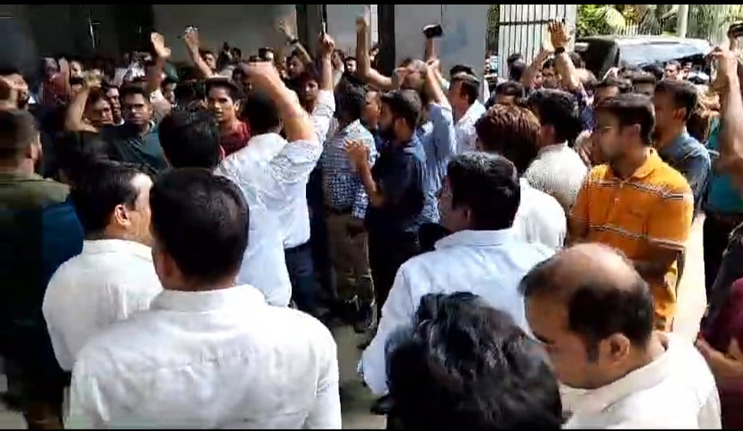 বাংলাদেশের মহা হিসাব নিরীক্ষক ও নিয়ন্ত্রকের (সিএজি) বিরুদ্ধে স্লোগান দিচ্ছে হামলাকারীরা। গতকাল রাজধানীর কাকরাইলের অডিট ভবন তথা সিএজি কার্যালয়ের সামনে