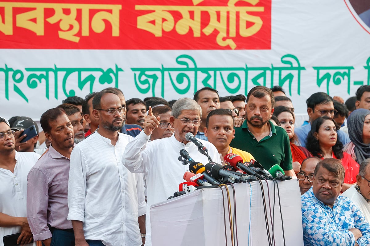 বিএনপির মহাসচিব মির্জা ফখরুল ইসলাম আলমগীর দলের অবস্থান কর্মসূচিতে বক্তব্য দেন। নয়াপল্টন, ঢাকা, ১৫ আগস্ট