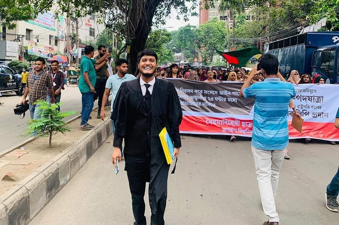 শরীয়তপুরের জাজিরায় পদ্মা সেতুর সংযোগ সড়কে মোটরসাইকেল দুর্ঘটনায় নিহত আইনজীবী ইনজামুল হক সুমন (সামনে)