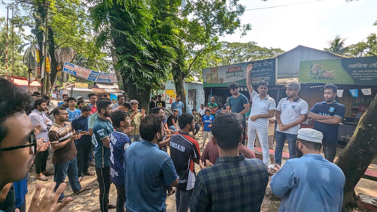 ক্যাম্পাসে লেজুড়বৃত্তিক রাজনীতি বন্ধের দাবিতে আজ বিক্ষোভ করেছেন বাংলাদেশ কৃষি বিশ্ববিদ্যালয়ের শিক্ষার্থীরা