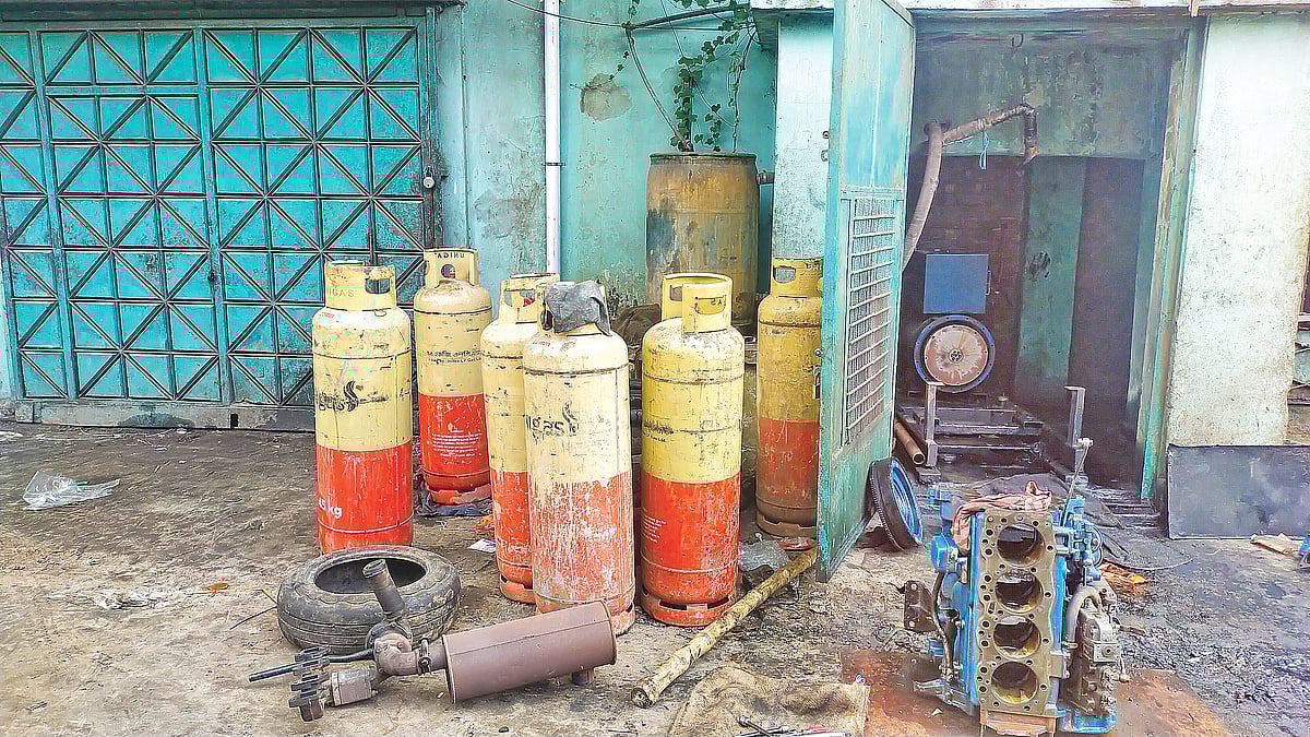 বিদ্যুৎ না থাকলে সিলিন্ডার গ্যাস ব্যবহার করে কারখানা চালু রাখছেন মালিকেরা। গতকাল মুন্সিগঞ্জ বিসিক শিল্পনগরীতে