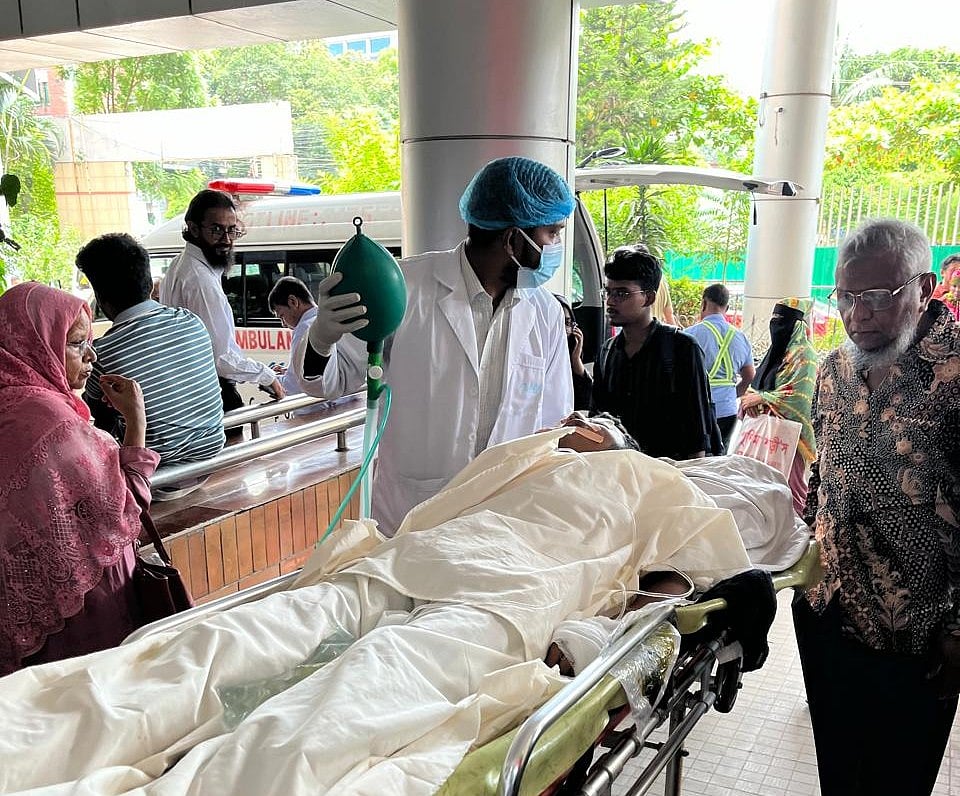 গুলিবিদ্ধ স্কুলছাত্র রাইয়ানকে উন্নত চিকিৎসার জন্য আজ ঢাকায় নেওয়া হয়