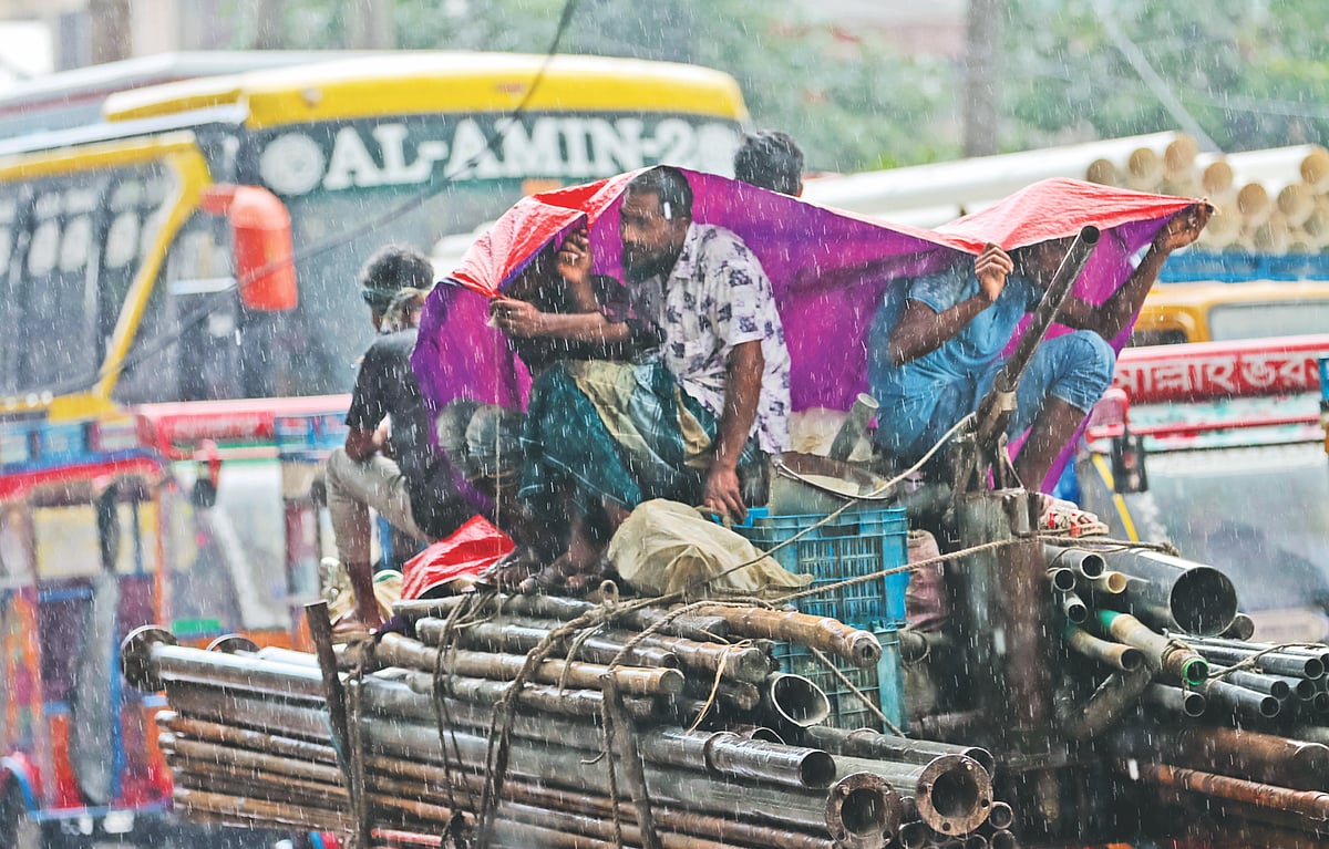 বঙ্গোপসাগরে সৃষ্ট লঘুচাপের কারণে বরিশালে ঝিরিঝিরি বৃষ্টি হচ্ছে। এ থেকে রক্ষা পেতে ত্রিপল মাথায় দিয়ে গন্তব্যে যাচ্ছেন শ্রমিকেরা। গতকাল দুপুরে নগরের রূপাতলী এলাকায়