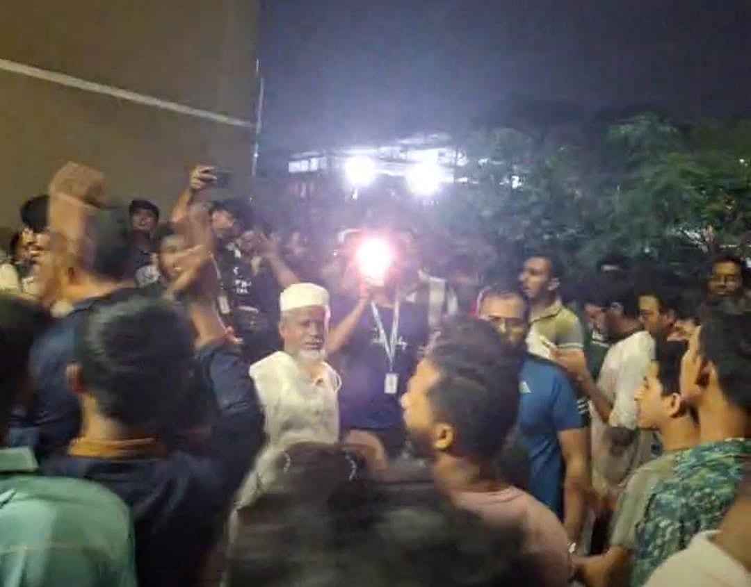 মামলা নিতে পুলিশের গড়িমসির বিষয়টি জানাজানি হলে বৈষম্যবিরোধী ছাত্র আন্দোলনের শিক্ষার্থীরা থানায় অবস্থান নেন