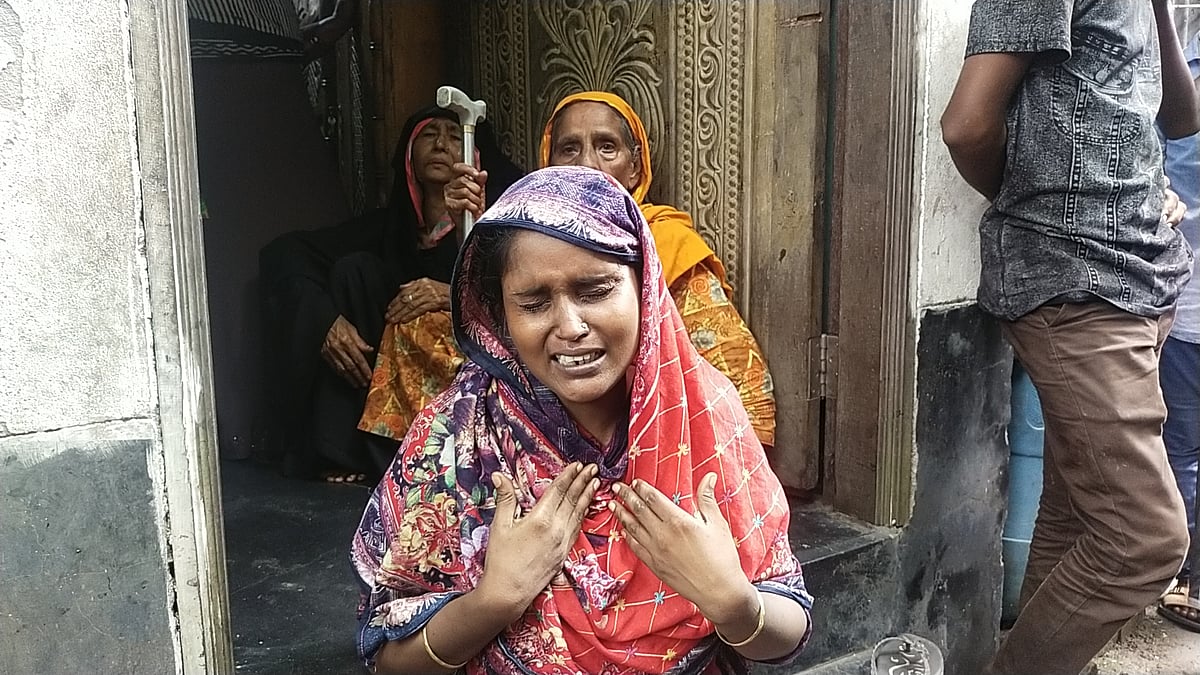 গুলিতে নিহত স্বামী রিয়াজুল ফরাজীর কথা বলতে গিয়ে কান্নায় ভেঙে পড়েন রুমা আক্তার। গতকাল তোলা