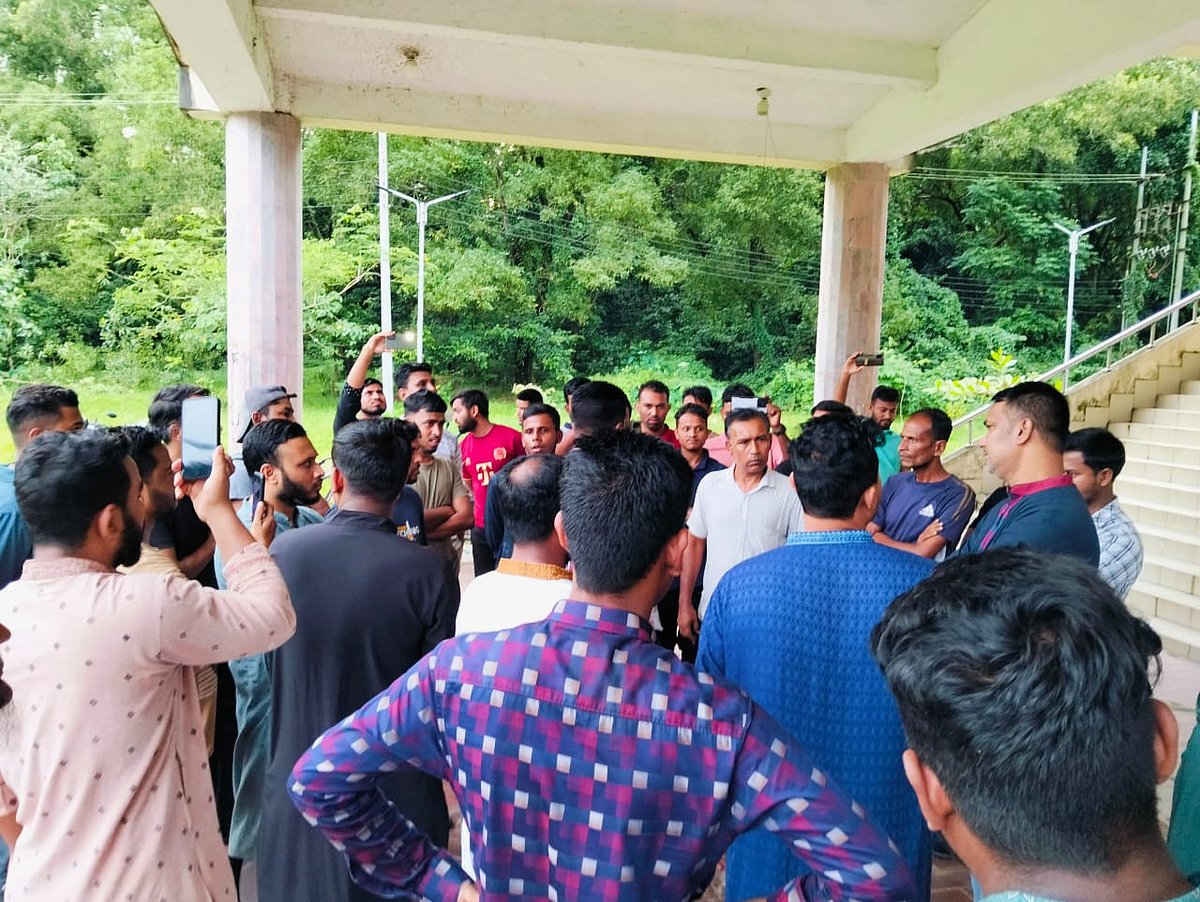 শাহজালাল বিশ্ববিদ্যালয়ের জ্যেষ্ঠ নিরাপত্তা কর্মকর্তাকে অবরুদ্ধ করে রাখেন বেসরকারি প্রতিষ্ঠান থেকে আনা নিরাপত্তাকর্মীরা। গতকাল শুক্রবার বিকেলে বিশ্ববিদ্যালয়ের কেন্দ্রীয় মিলনায়তনে