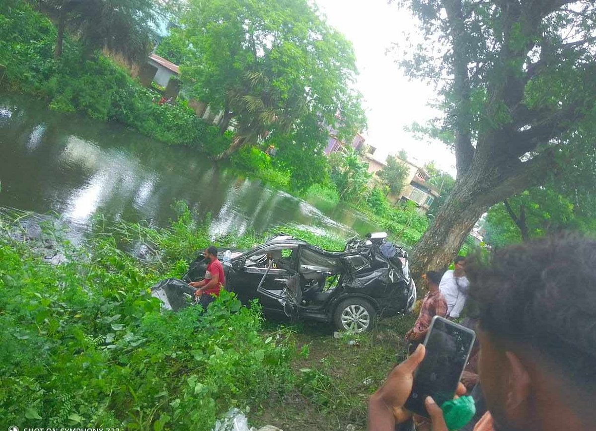 দুমড়েমুচড়ে যাওয়া মাইক্রোবাস। শনিবার দুপুরে