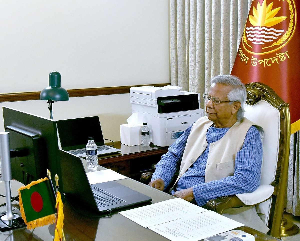 প্রধান উপদেষ্টা ড. মুহাম্মদ ইউনূস ‘ভয়েস অব গ্লোবাল সাউথ সামিট’-এর উদ্বোধনী অনুষ্ঠানে ‘লিডার্স সেশন’-এ ভার্চুয়ালি যোগ দিয়ে বক্তব্য দেন। ঢাকা, ১৭ আগস্ট