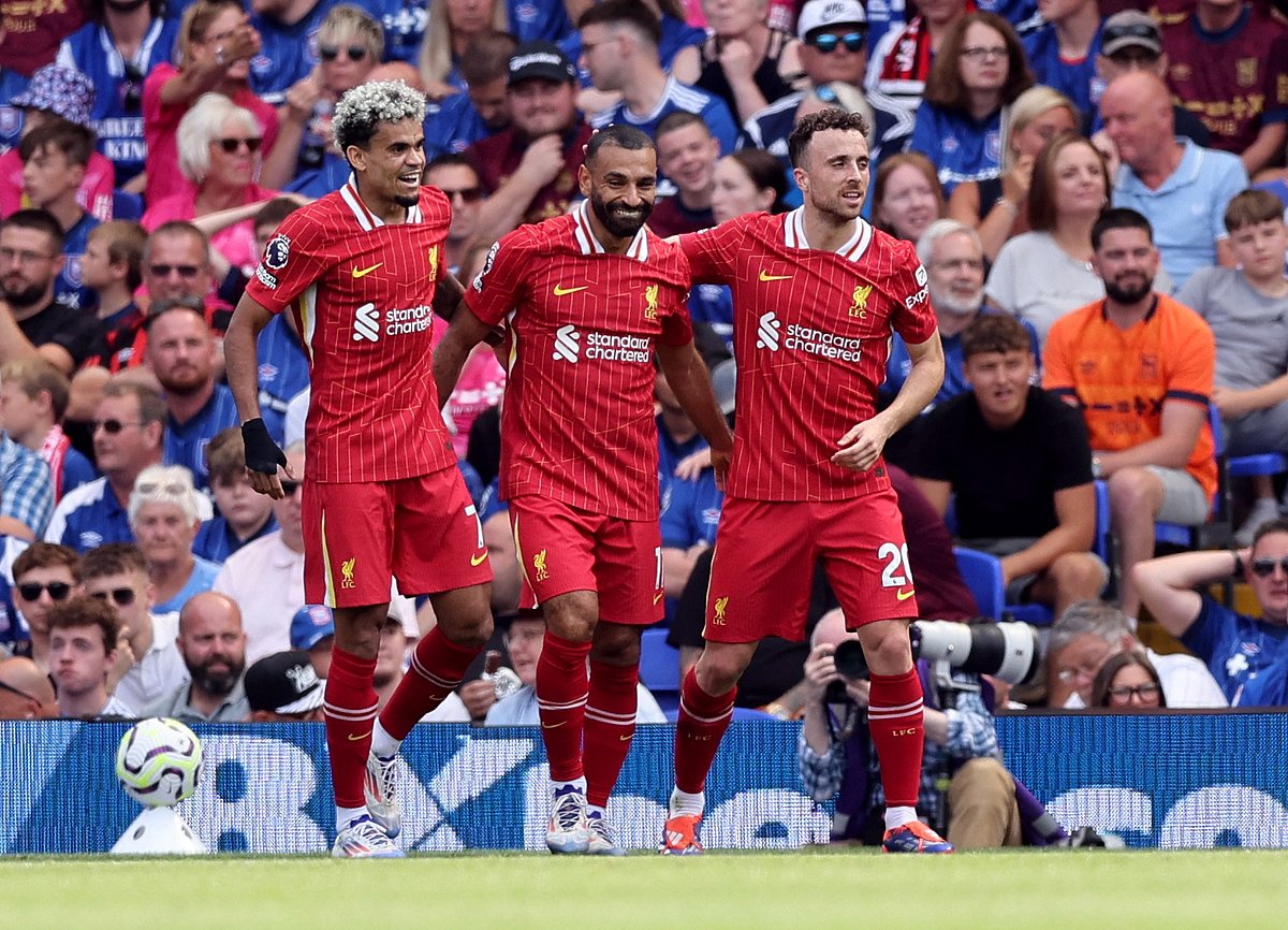 লিভারপুলকে দ্বিতীয় গোল এনে দেওয়ার পর সতীর্থ লুইস দিয়াজ (বাঁয়ে) ও দিয়োগো জোতার সঙ্গে মোহাম্মদ সালাহ (মাঝে)