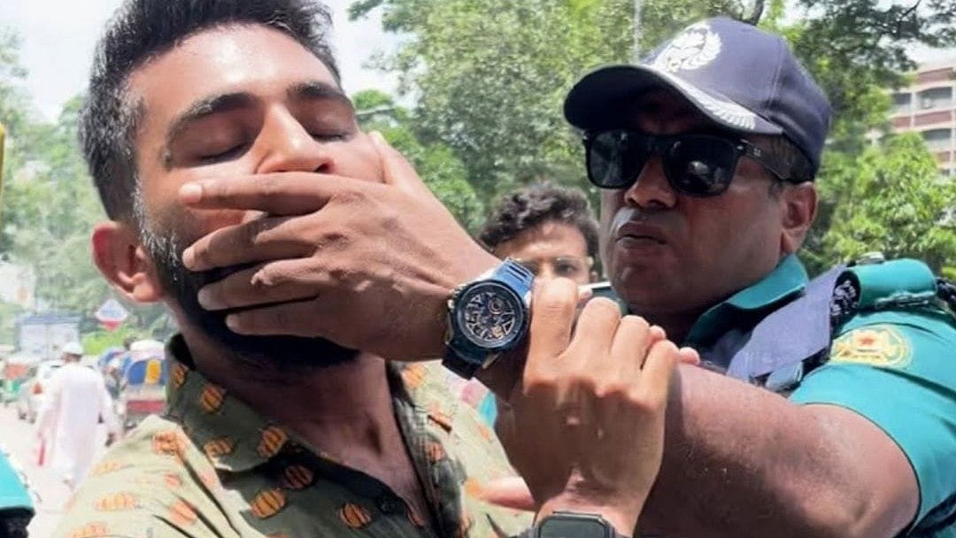 শিক্ষার্থী নাহিদুল ইসলামের মুখ চেপে ধরার এই ছবি ছড়িয়ে পড়েছিল সামাজিক যোগাযোগমাধ্যমে