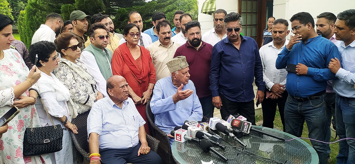 জম্মু ও কাশ্মীরের বিধানসভার ভোটের তফসিল ঘোষণার পর সংবাদ সম্মেলন করছেন জম্মু ও কাশ্মীর ন্যাশনাল কনফারেন্সেরে প্রধান ফারুক আবদুল্লাহ। ১৬ আগস্ট