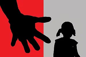 হাসপাতালের শয্যায় ঘুম ভেঙে গেলেই মাকে জাপটে ধরছে আতঙ্কিত শিশুটি