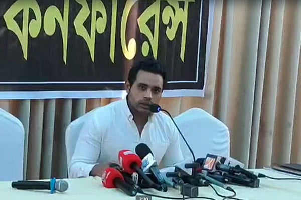 সংবাদ সম্মেলনে বক্তব্য দেন রাকিন আহমেদ ভূঁইয়া। তিনি পিলখানা হত্যাকাণ্ডের শিকার তৎকালীন বিডিআরের মহাপরিচালক মেজর জেনারেল শাকিল আহমেদের ছেলে। ঢাকা, ১৭ আগস্ট