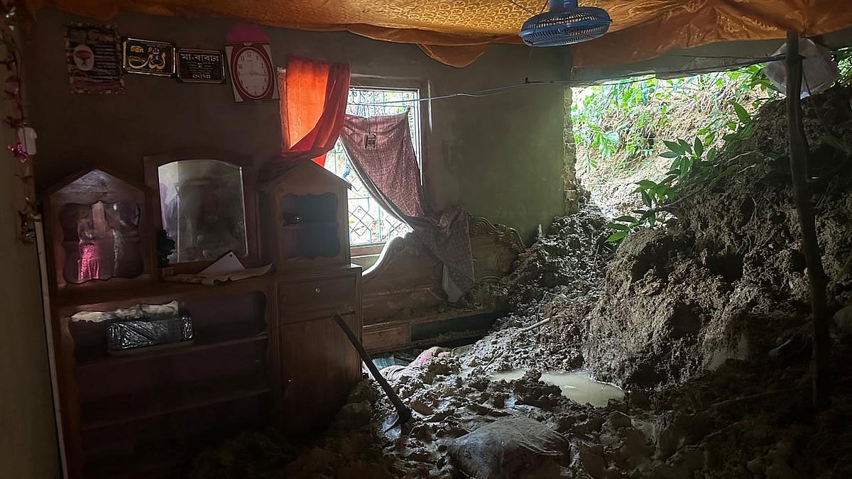 পাহাড়ধসে সেমিপাকা ঘরের দেয়াল ভেঙে মারা গেছেন মা-মেয়েসহ তিনজন। আজ দুপুর সাড়ে ১২টার দিকে কক্সবাজারের পেকুয়া উপজেলার শিলখালী ইউনিয়নের জারুলবনিয়ার সেগুনবাগিচা এলাকায়