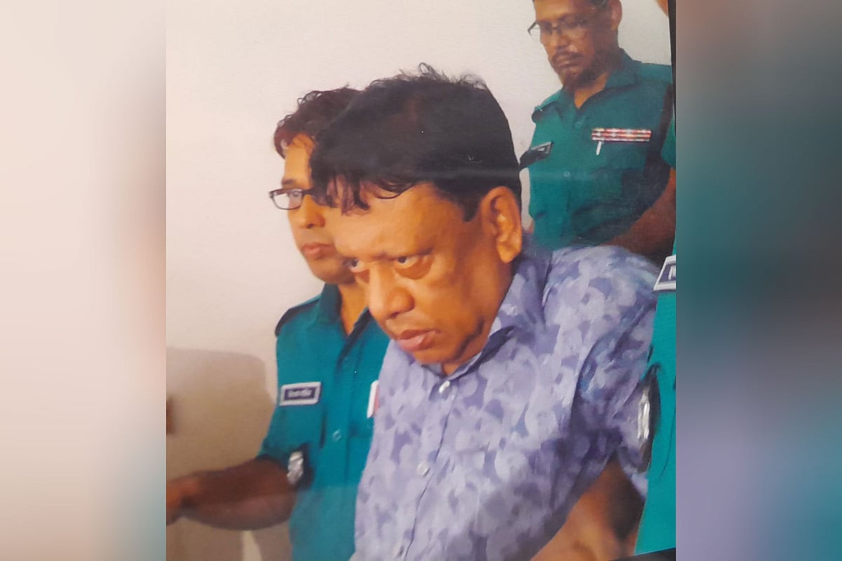 শাহ কামালকে পাঁচ দিন রিমান্ডে নিয়ে জিজ্ঞাসাবাদ করার অনুমতি দিয়েছেন আদালত। ঢাকা, ১৮ আগস্ট