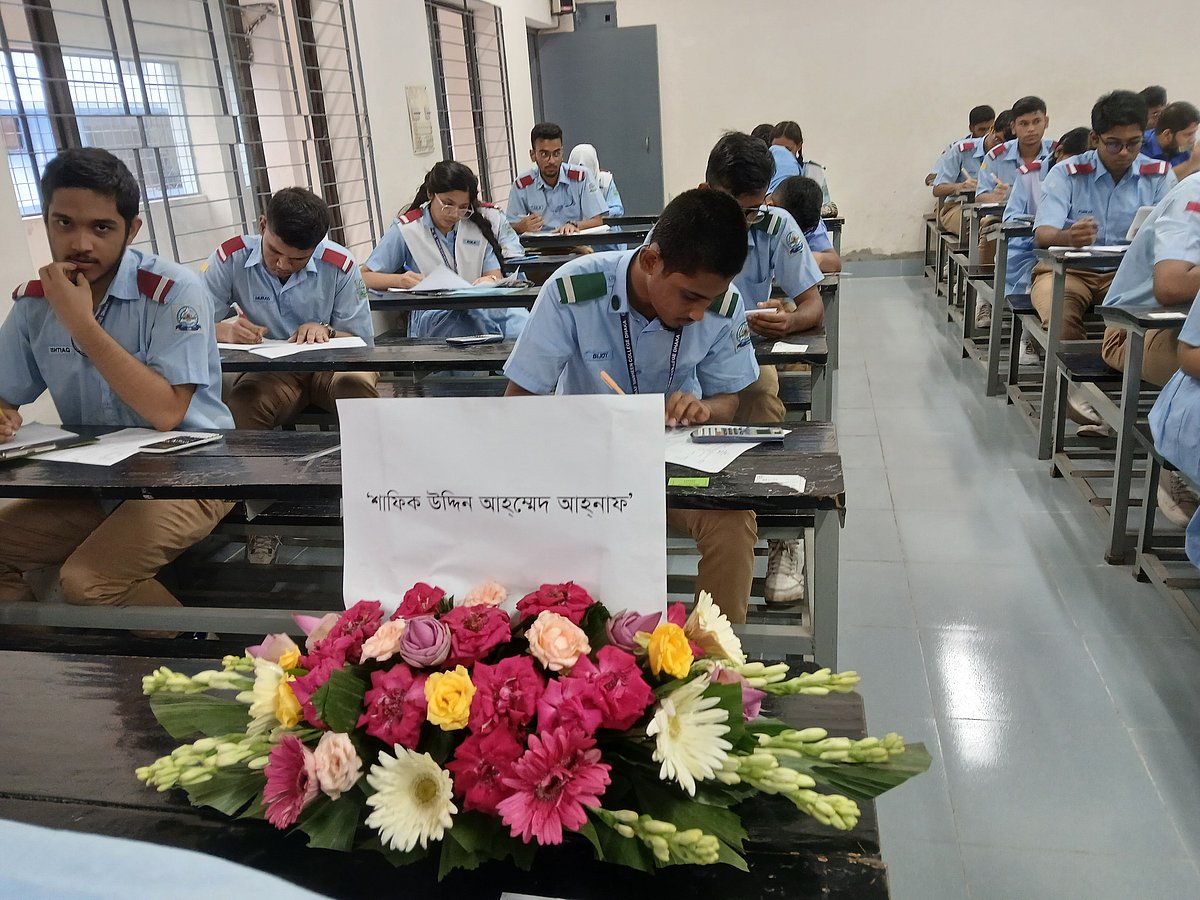 বিএএফ শাহীন কলেজে সহপাঠীরা ফিরলেও নেই আহনাফ, তাকে স্মরণ করেই রাখা হলো ফুলের তোড়া