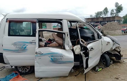 সিরাজগঞ্জের উল্লাপাড়ায় দুর্ঘটনার কবলে পড়ে মাইক্রোবাসটি। এতে একই পরিবারের চার সদস্য প্রাণ হারিয়েছেন।আজ সোমবার ভোরে ঢাকা-রাজশাহী মহাসড়কের হাটিকুমরুল গোলচত্বর এলাকায়