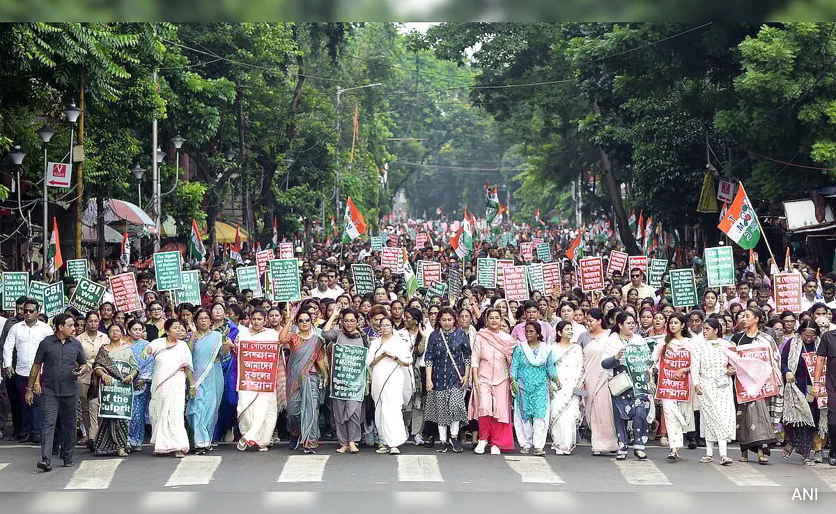 সম্প্রতি ভারতের আর জি কর হাসপাতালে নারী চিকিৎসককে ধর্ষণ-হত্যার ঘটনায় বিক্ষোভকারীদের সঙ্গে প্রতিবাদে শামিল হন পশ্চিমবঙ্গের মুখ্যমন্ত্রী মমতা বন্দ্যোপাধ্যায়