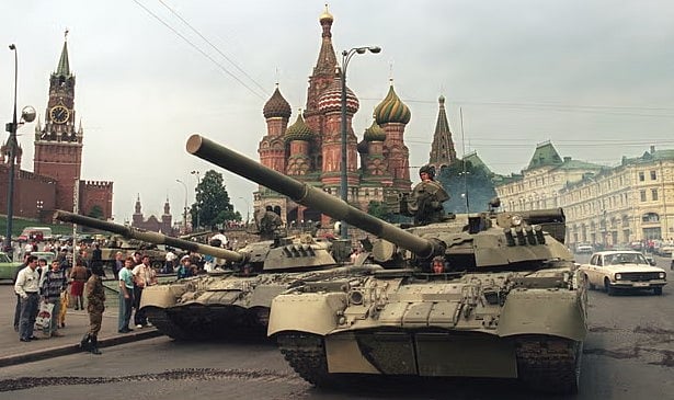 অভ্যুত্থানের অংশ হিসেবে মস্কোর রাজপথে নেমে আসে কয়েক শ ট্যাংক ও সাঁজোয়া যান