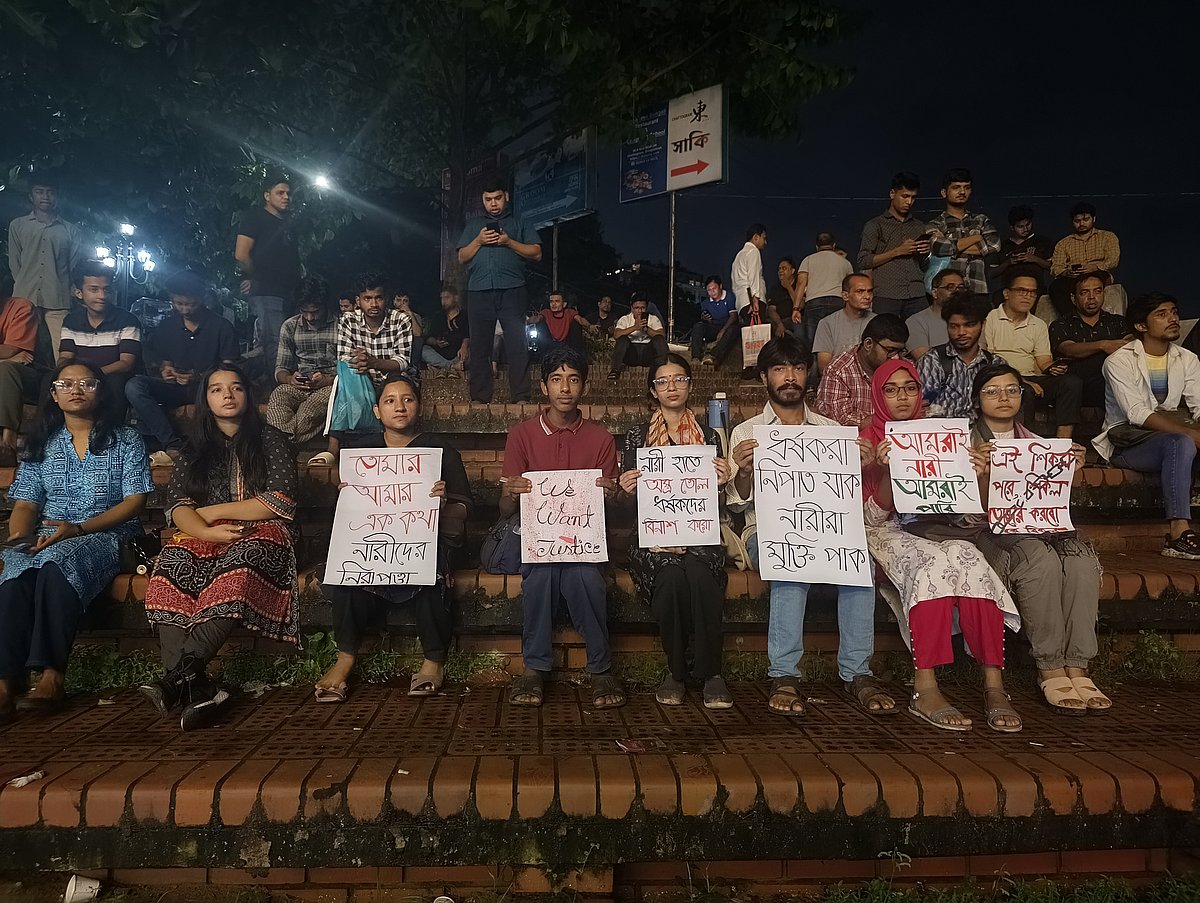 রাত দখল কর্মসূচিতে শিক্ষার্থীরা। কাজীর দেউড়ি, চট্টগ্রাম নগর, ১৯ আগস্ট, ২০২৪