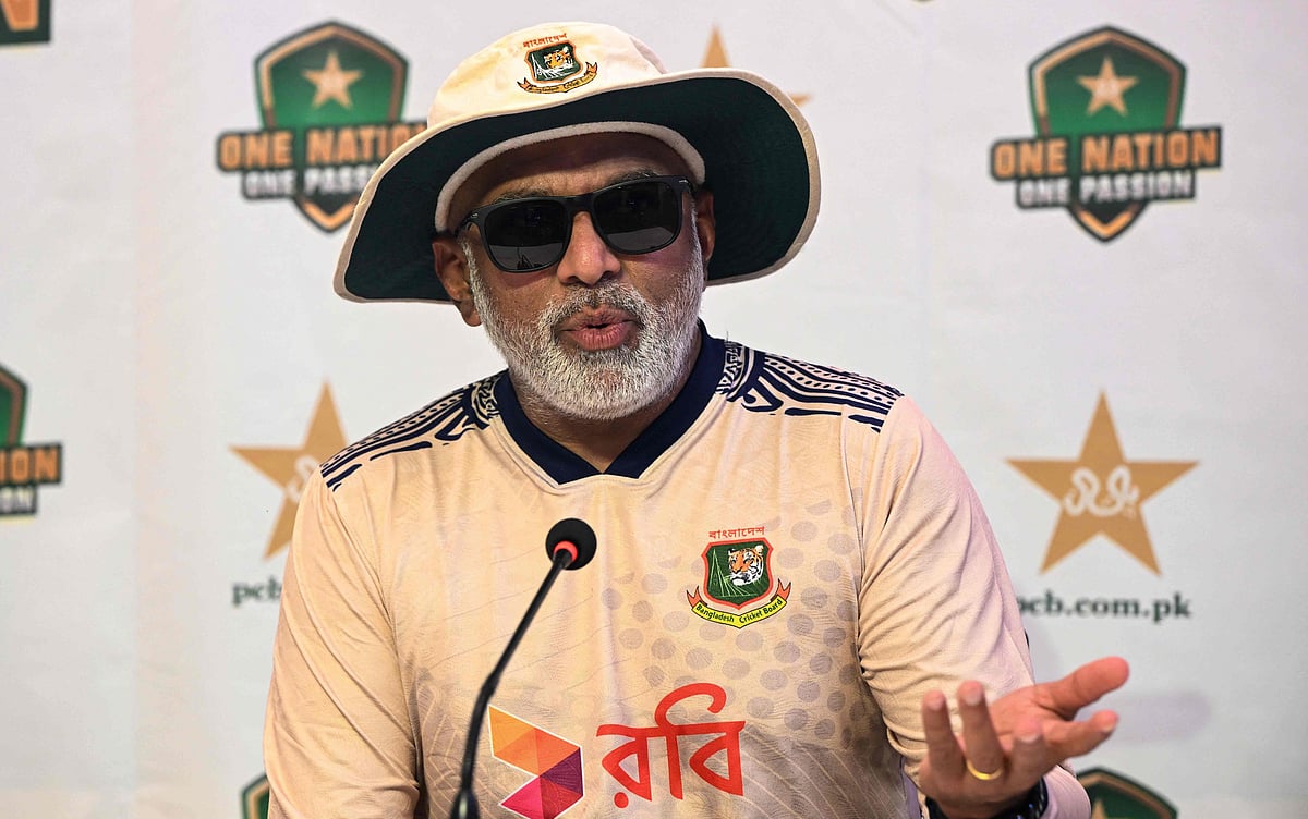 রাওয়ালপিন্ডিতে সংবাদ সম্মেলনে কথা বলেন বাংলাদেশ কোচ চন্ডিকা হাথুরুসিংহে