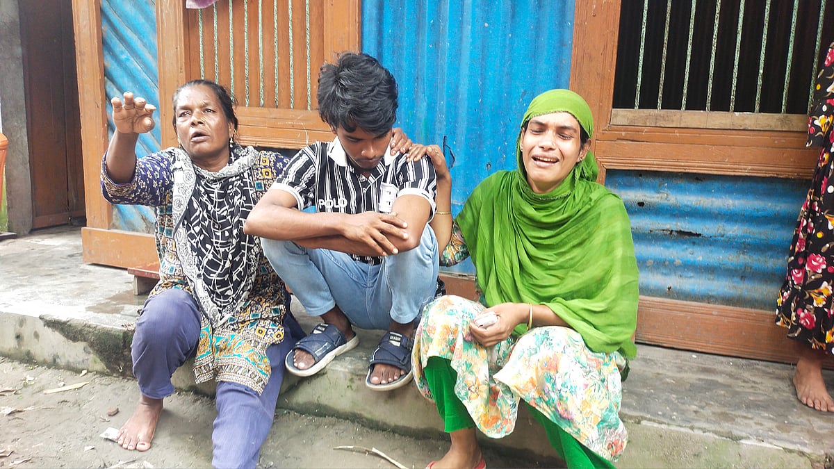 ছেলে হারানোর শোকে কান্নায় ভেঙে পড়েছেন নূর মোহাম্মদের মা রুমা খাতুন (বাঁয়ে)। শুক্রবার মুন্সিগঞ্জের উত্তর ইসলামপুর এলাকায়