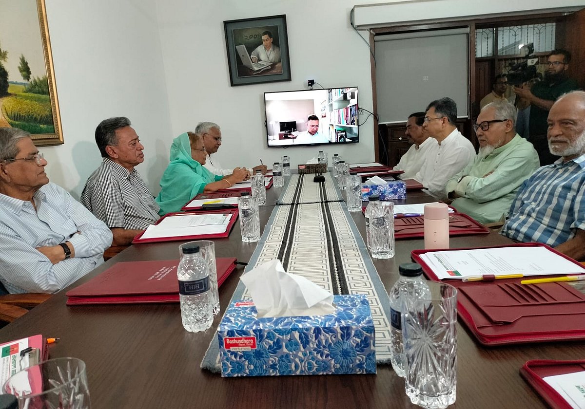 বিএনপির স্থায়ী কমিটির বৈঠকে দলের নেতারা