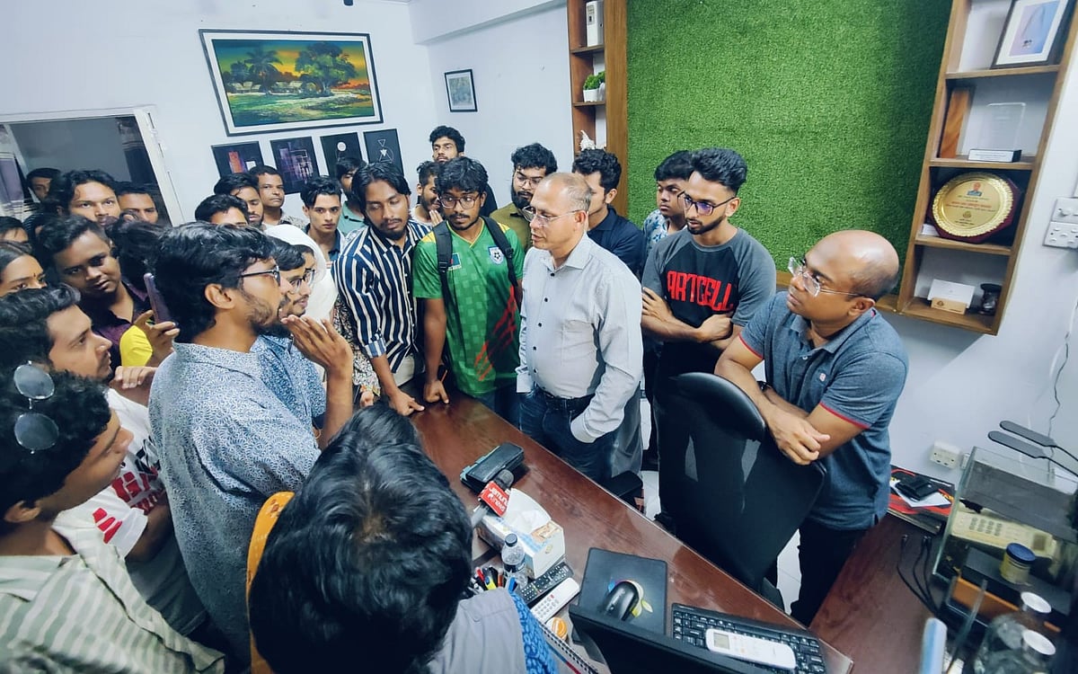 নিহত আলোকচিত্রী তাহির জামানের (প্রিয়) মা সামসি আরা জামান সকাল থেকে নিউমার্কেট থানায় অপেক্ষা করার পর রাতে সেখানে আসেন ডিএমপির যুগ্ম কমিশনার ইসরাইল হাওলাদার। তিনি সামসি আরা জামানসহ উপস্থিত ছাত্র–জনতাকে বোঝানোর চেষ্টা করেন