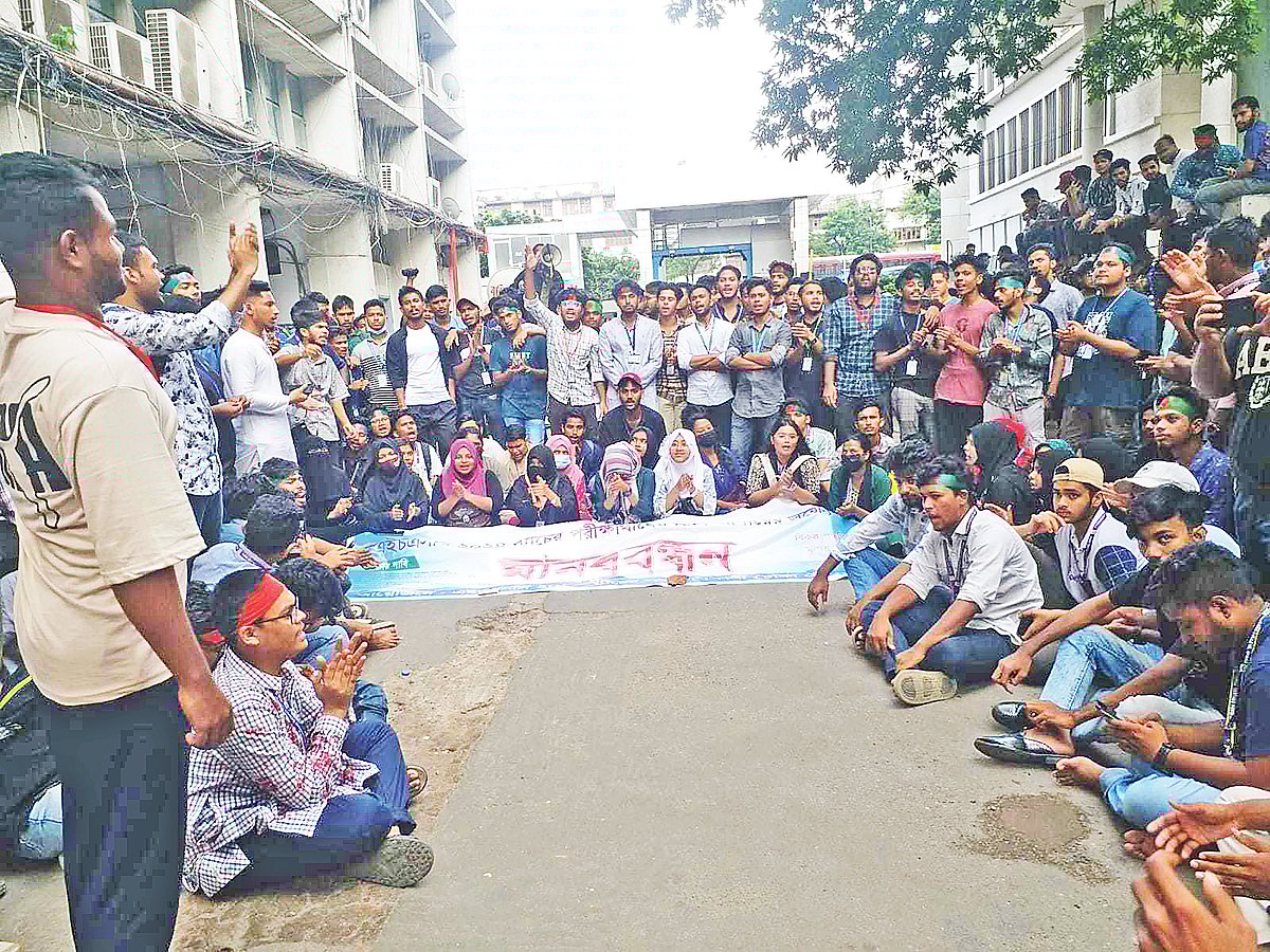 এইচএসসির স্থগিত পরীক্ষা বাতিলের দাবিতে শিক্ষার্থীদের বিক্ষোভ। গতকাল দুপুরে সচিবালয়ে শিক্ষা মন্ত্রণালয়ের ভবনের নিচে