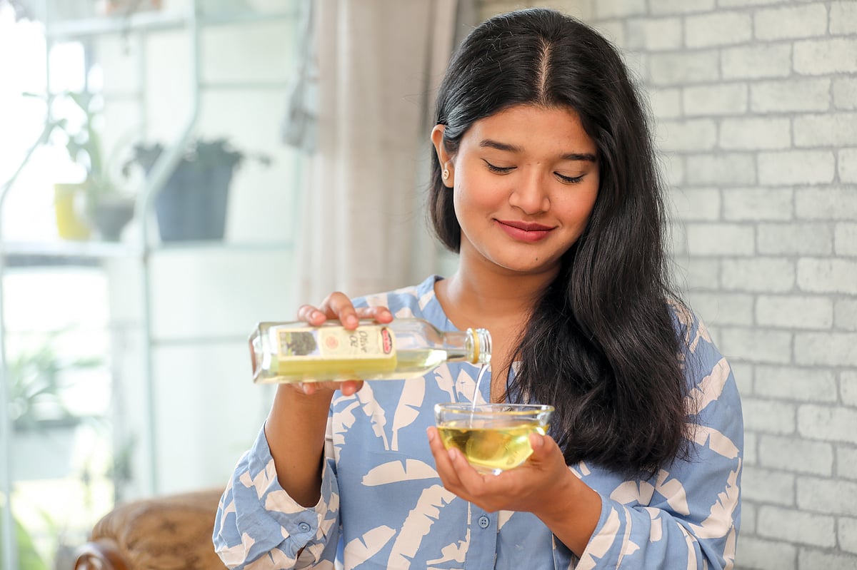 নিয়মিত তেল মালিশ চুলে পুষ্টি জোগায় ও চুলের বৃদ্ধি বাড়ায়