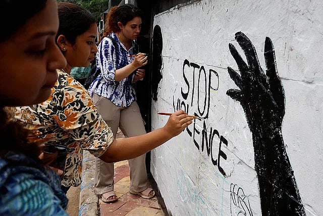 ধর্ষণ-হত্যার প্রতিবাদে স্লোগান লেখা হচ্ছে। কলকাতা মেডিকেল কলেজ ও হাসপাতাল ক্যাম্পাসে, ১৯ আগস্ট ২০২৪