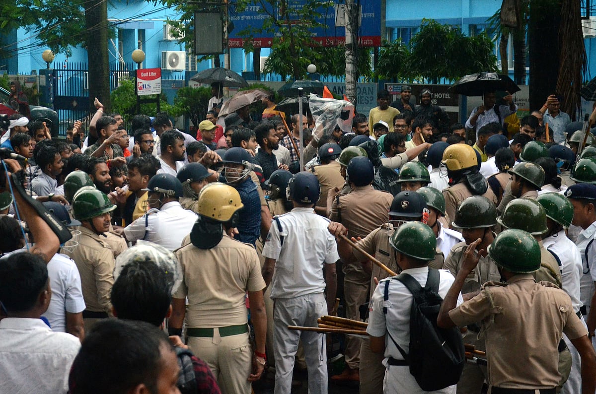 বিজেপির ছাত্রসংগঠন কলকাতার সল্টলেকে স্বাস্থ্য ভবনের দিকে এগোলে পুলিশ মিছিলটি আটকে দেয়। কলকাতা, ভারত, ২০ আগস্ট