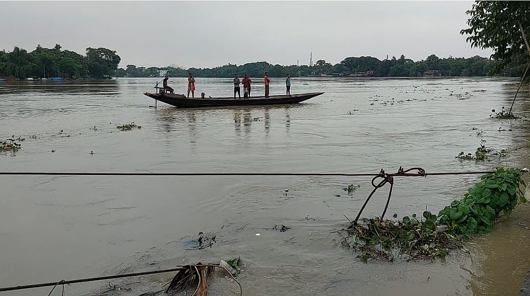সুরমা নদীর পানি বাড়ছে। বুধবার বিকেলে সুনামগঞ্জ শহরের ষোলঘর এলাকায় তোলা