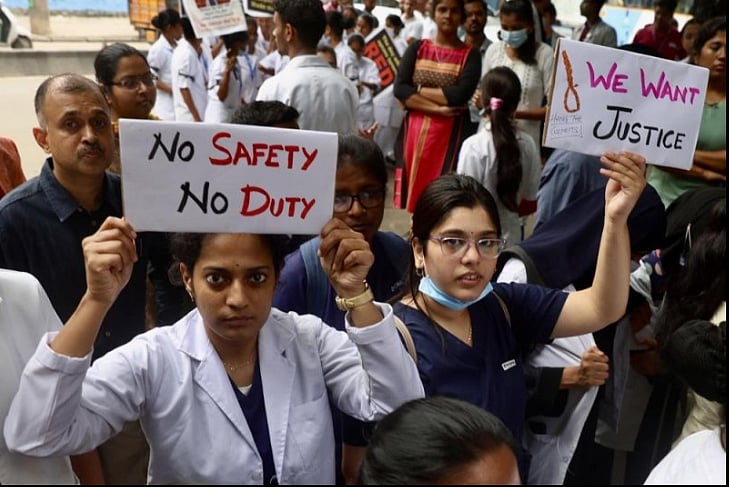 কলকাতার হাসপাতালে নারী চিকিৎসককে ধর্ষণ ও হত্যার প্রতিবাদে আন্দোলন অভ্যাহত রয়েছে