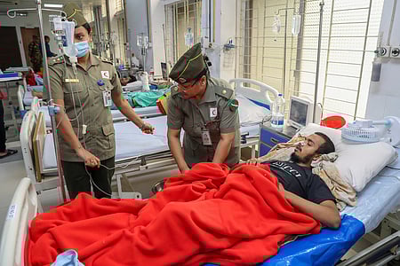 ঢাকার সম্মিলিত সামরিক হাসপাতালে (সিএমএইচ) চিকিৎসা চলছে গুলিতে আহত ঢাকা আলিয়া মাদ্রাসার ছাত্র হাবিবুল্যা হামিমের। গতকাল দুপুরে