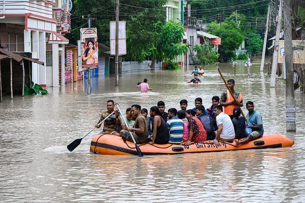 ভারী বৃষ্টিতে ডুবেছে ত্রিপুরার রাজধানী আগরতলা। মঙ্গলবার বন্যায় আটকে পড়া লোকজনকে উদ্ধার করেন ত্রিপুরা স্টেট রাইফেলসের সদস্যরা