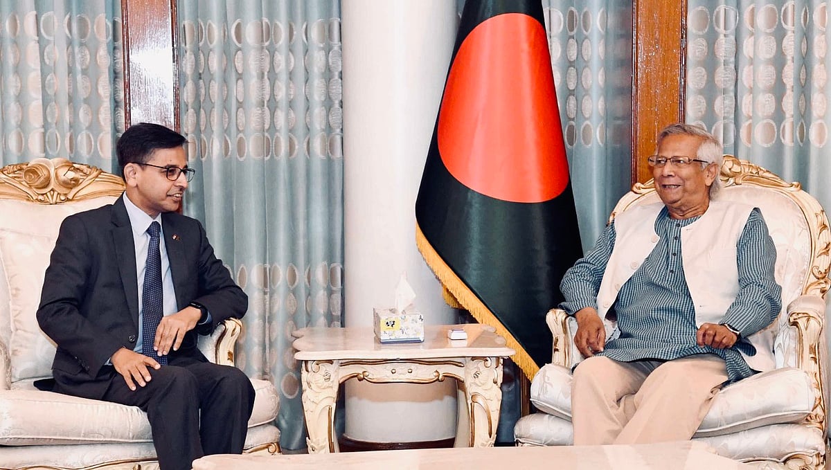অন্তর্বর্তী সরকারের প্রধান উপদেষ্টা ড. মুহাম্মদ ইউনূসের সঙ্গে আজ বৃহস্পতিবার সাক্ষাৎ করেন বাংলাদেশে নিযুক্ত ভারতের হাইকমিশনার প্রণয় ভার্মা। রাষ্ট্রীয় অতিথি ভবন যমুনায়