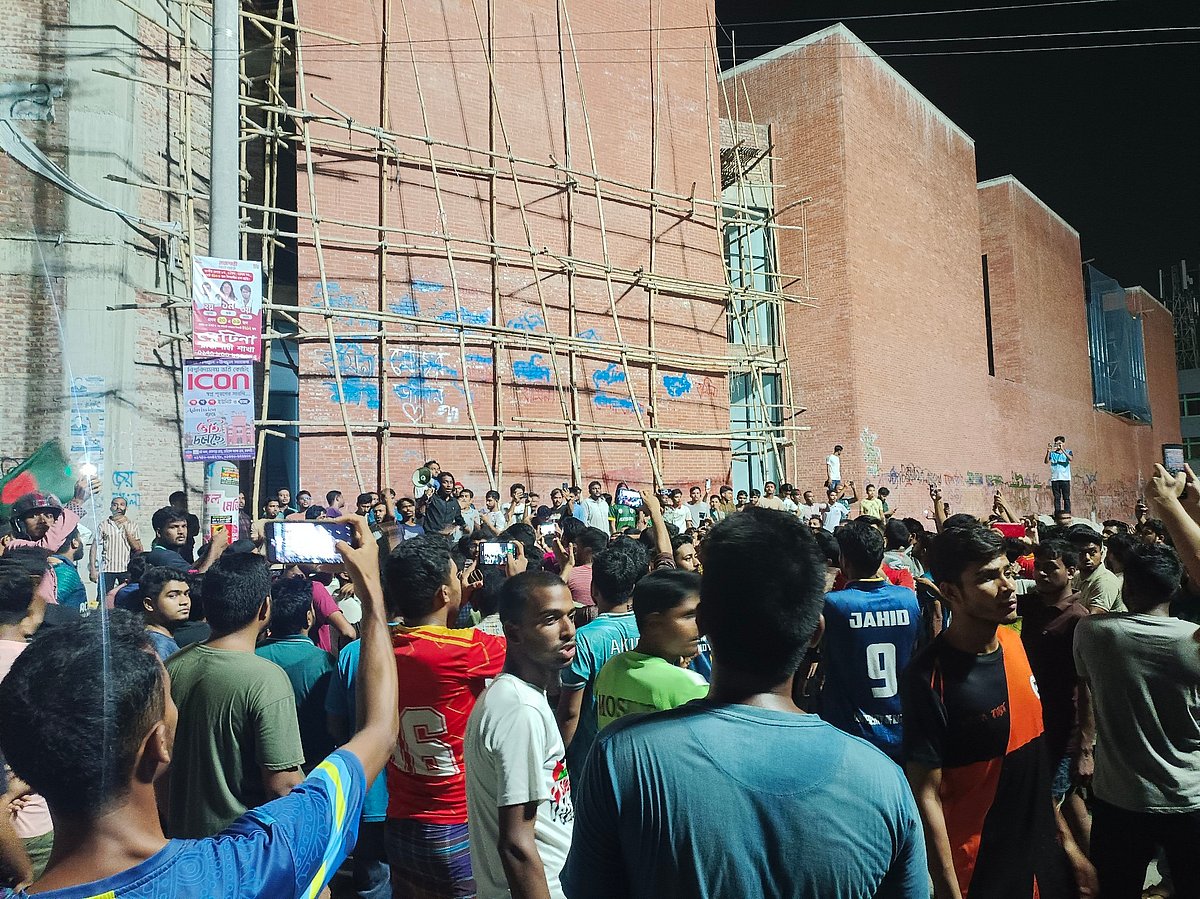 ভারতে বাঁধ খুলে আকস্মিক বন্যা সৃষ্টির প্রতিবাদে রাজশাহী বিশ্ববিদ্যালয়ের শিক্ষার্থীরা বিক্ষোভ করেছেন। গতকাল বুধবার রাতে রাজশাহী নগরের তালাইমারি মোড়ে