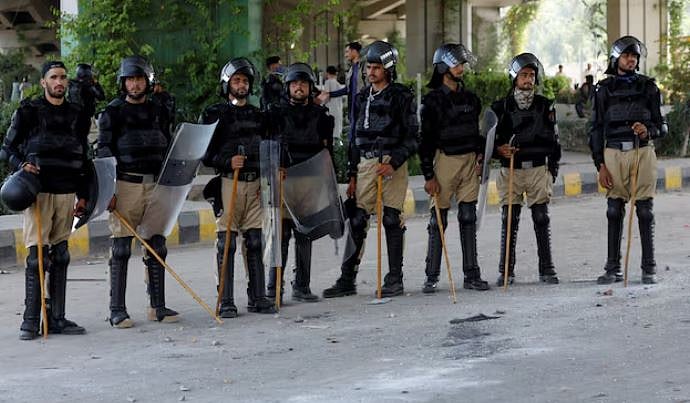 পাকিস্তানের পেশোয়ারে সড়কে পুলিশের টহল