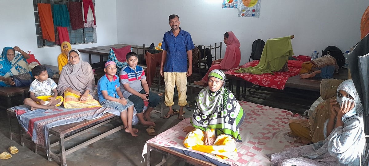 ঘর পানিতে ডুবে যাওয়া অস্থায়ী আশ্রয়কেন্দ্রে আশ্রয় নিয়েছেন অনেকে। আজ সকালে জেলা শহর মাইজদীর এম এ রশিদ উচ্চ বিদ্যালয়