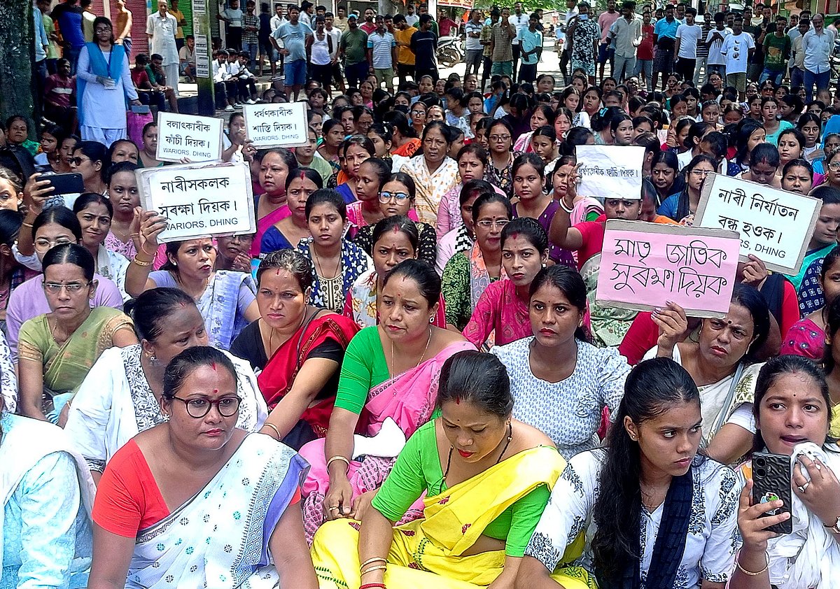 কিশোরীকে ধর্ষণের প্রতিবাদে সাধারণ মানুষ বিক্ষোভ করে। ধিং এলাকা, নগাঁও জেলা, আসাম। ২৪ আগস্ট