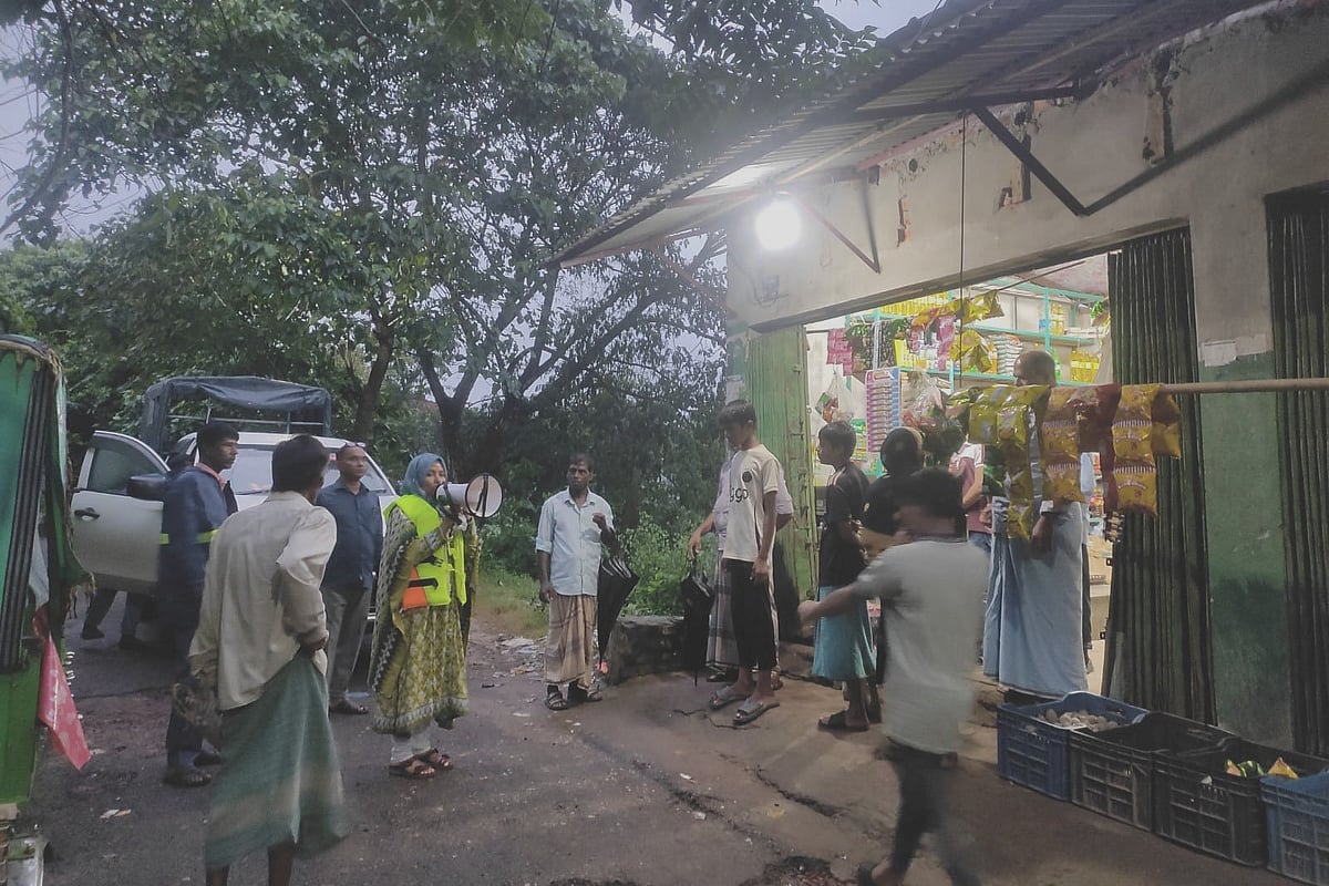 কাপ্তাই হ্রদের পানি বাড়ায় চট্টগ্রামের রাঙ্গুনিয়ার কর্ণফুলী নদীর তীরবর্তী এলাকার মানুষজনকে সরে জেতে  উপজেলা প্রশাসনের মাইকিং। আজ বিকেলে তোলা