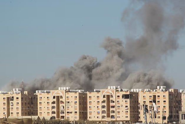 গাজার খান ইউনিস এলাকায় ইসরায়েলি হামলার পর ভবনের ওপরে ধোঁয়া উড়তে দেখা যাচ্ছে