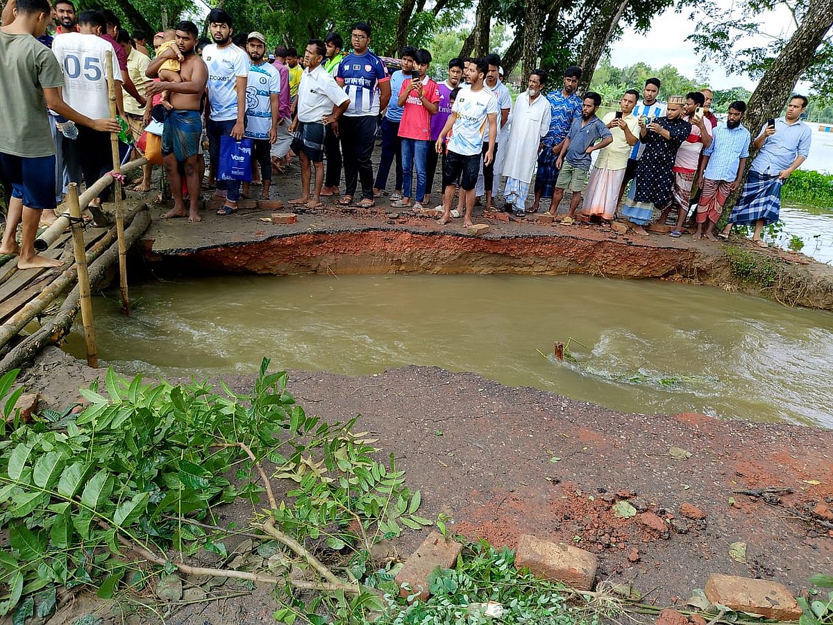 ব্রাহ্মণবাড়িয়ার কসবা উপজেলার কসবা-নয়নপুর সড়কের বায়েক মোড়ের এই অংশ গত বৃহস্পতিবার দিবাগত রাত তিনটা থেকে সাড়ে তিনটার দিকে পানির ঢলে ভেঙে যায়। এ কারণে আঞ্চলিক এই সড়কে কুমিল্লার সঙ্গে কসবাসহ ব্রাহ্মণবাড়িয়ার সড়ক যোগাযোগ বন্ধ আছে। গতকাল শুক্রবার দুপুরের ছবি